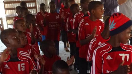 Fairtrade Video in Tansania – mit dem Gröbenzeller Fairtrade Fußball